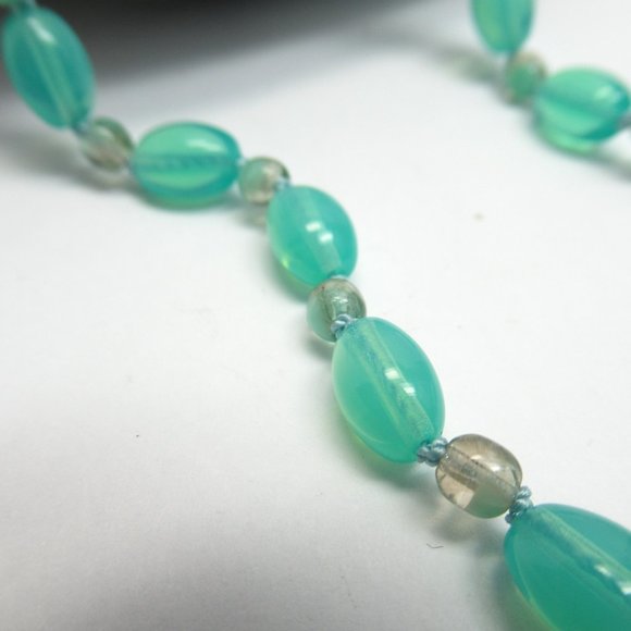 Uranium glass bead Necklace - Picture 3 of 10